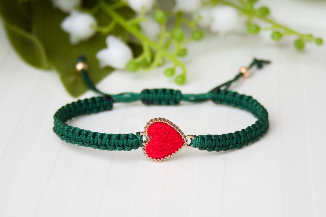 Brățară macramé împletită - Inimă roșie pe fir verde - - Artynos.ro Brățară macramé împletită - Inimă roșie pe fir verde - - Artynos.ro