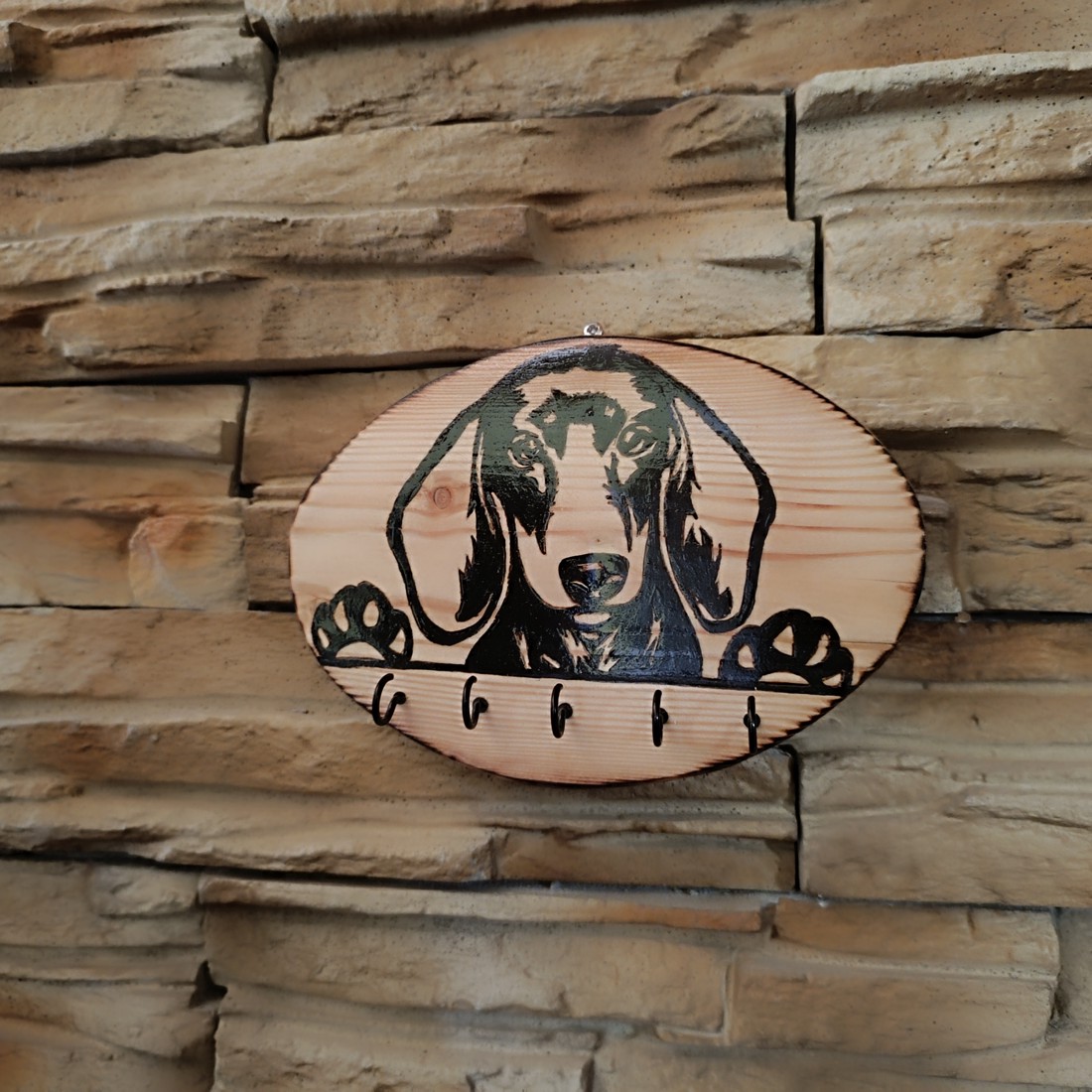 Breloc de perete din lemn cu câine dachshund - - Artynos.ro Breloc de perete din lemn cu câine dachshund - - Artynos.ro