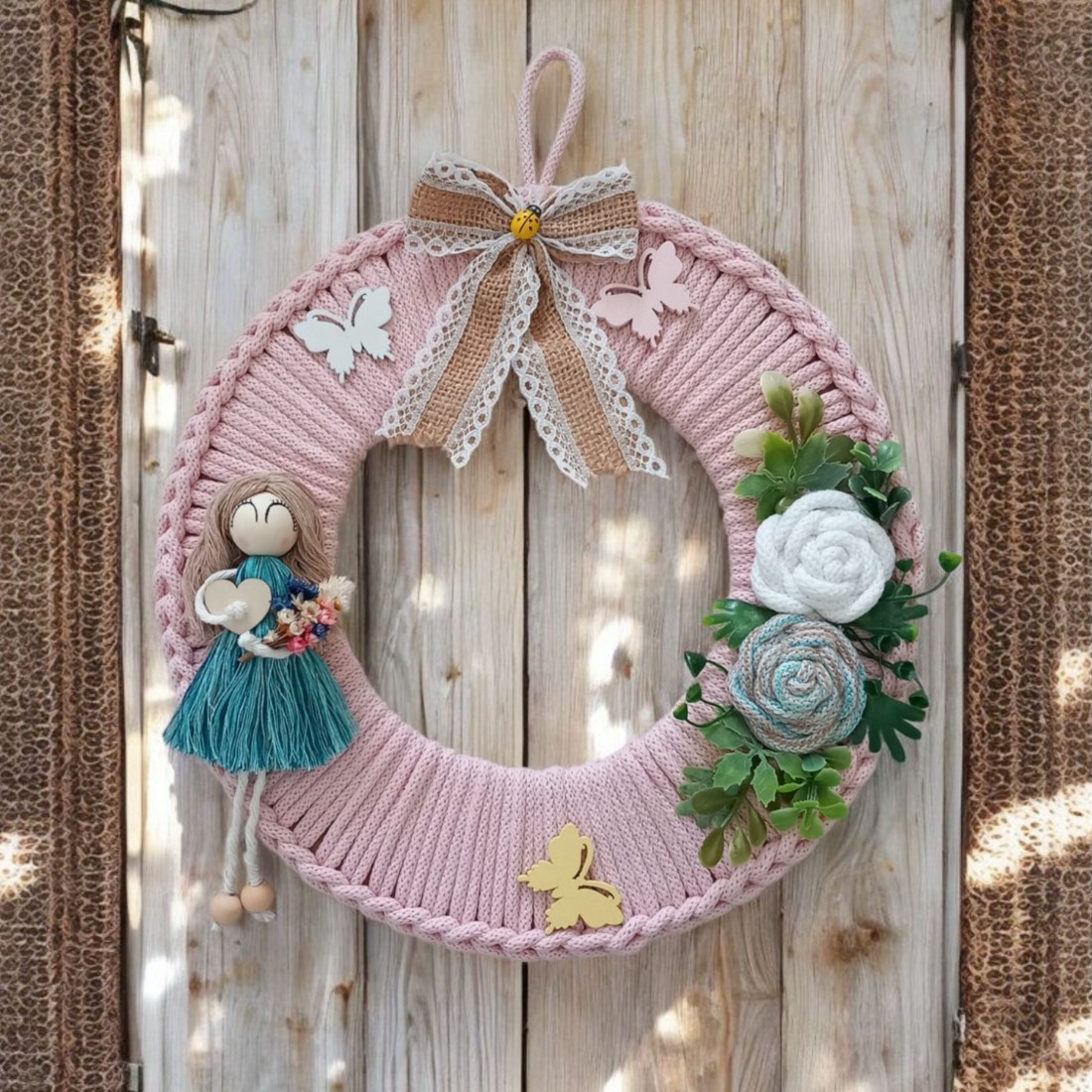 Decor boem pentru ușă cu păpușă macramé și flori - - Artynos.ro Decor boem pentru ușă cu păpușă macramé și flori - - Artynos.ro