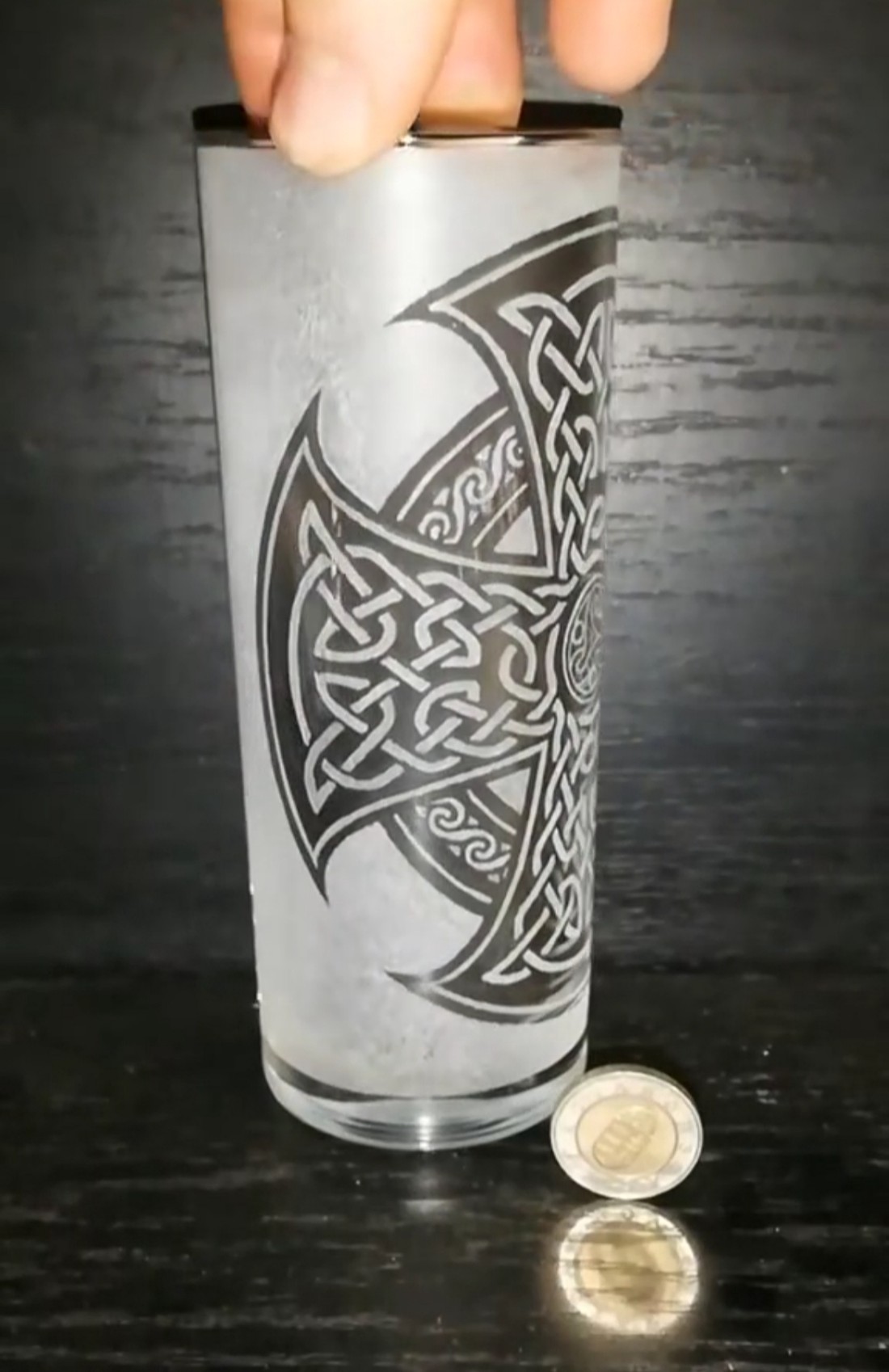 Pahar cu model de cruce celtică  -  - Artynos.ro