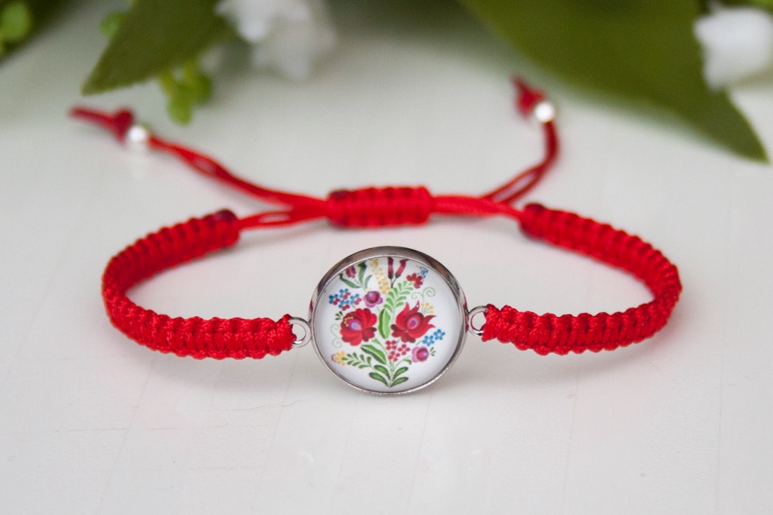 Brățară macramé împletită - Flori roșii -  - Artynos.ro