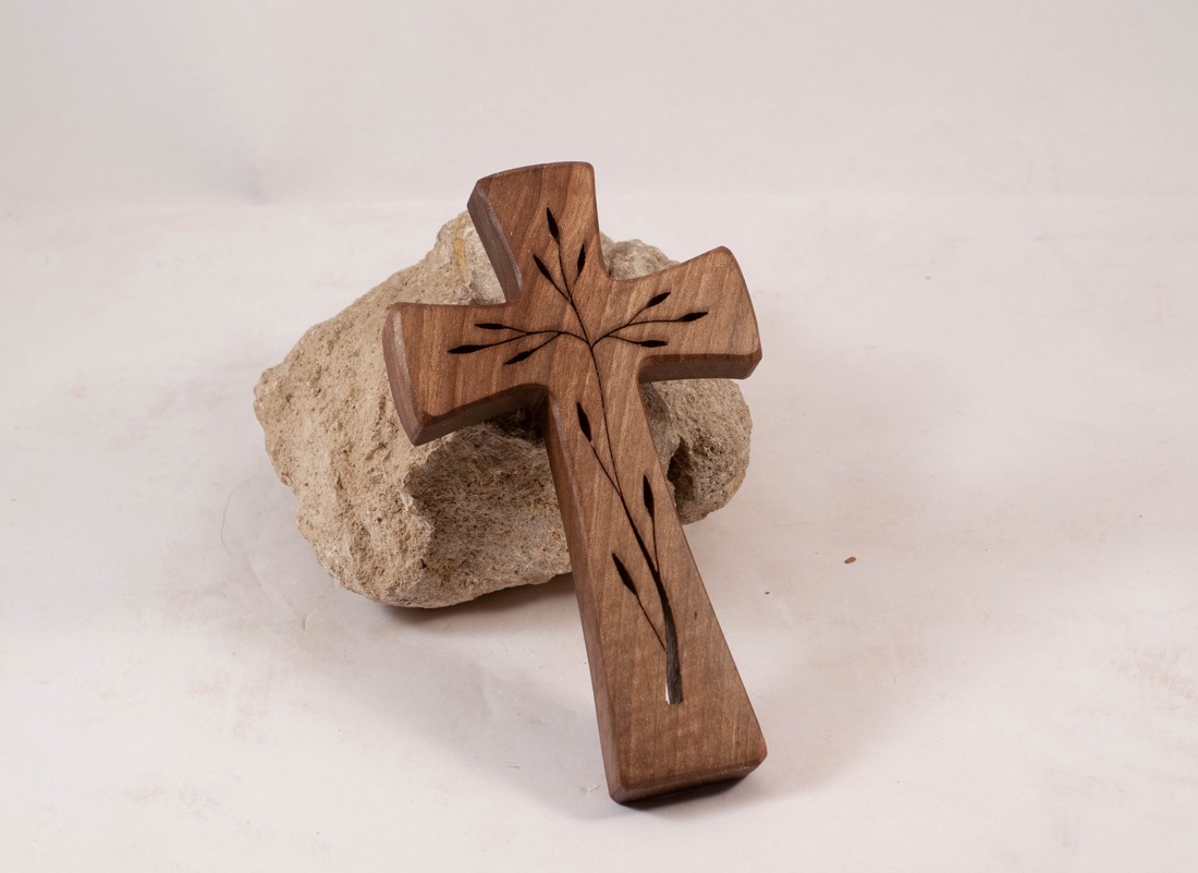 Cruce din lemn modelată, cruce de perete - - Artynos.ro Cruce din lemn modelată, cruce de perete - - Artynos.ro