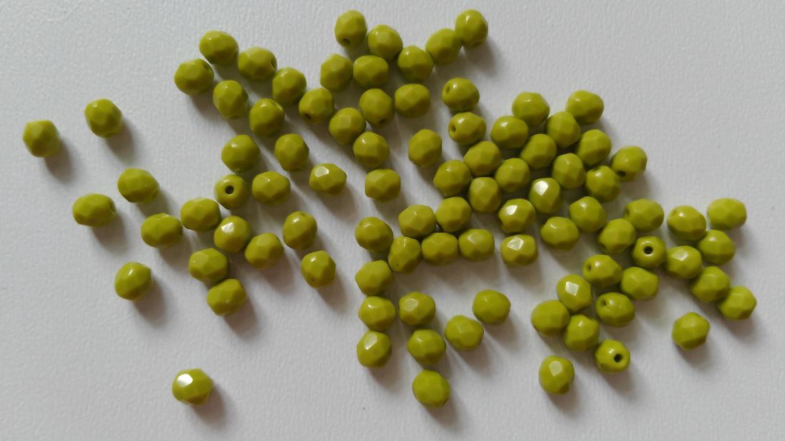 Mărgele cehe fațetate din sticlă - 4mm - 100 buc / pachet - verde măsliniu - - Artynos.ro Mărgele cehe fațetate din sticlă - 4mm - 100 buc / pachet - verde măsliniu - - Artynos.ro