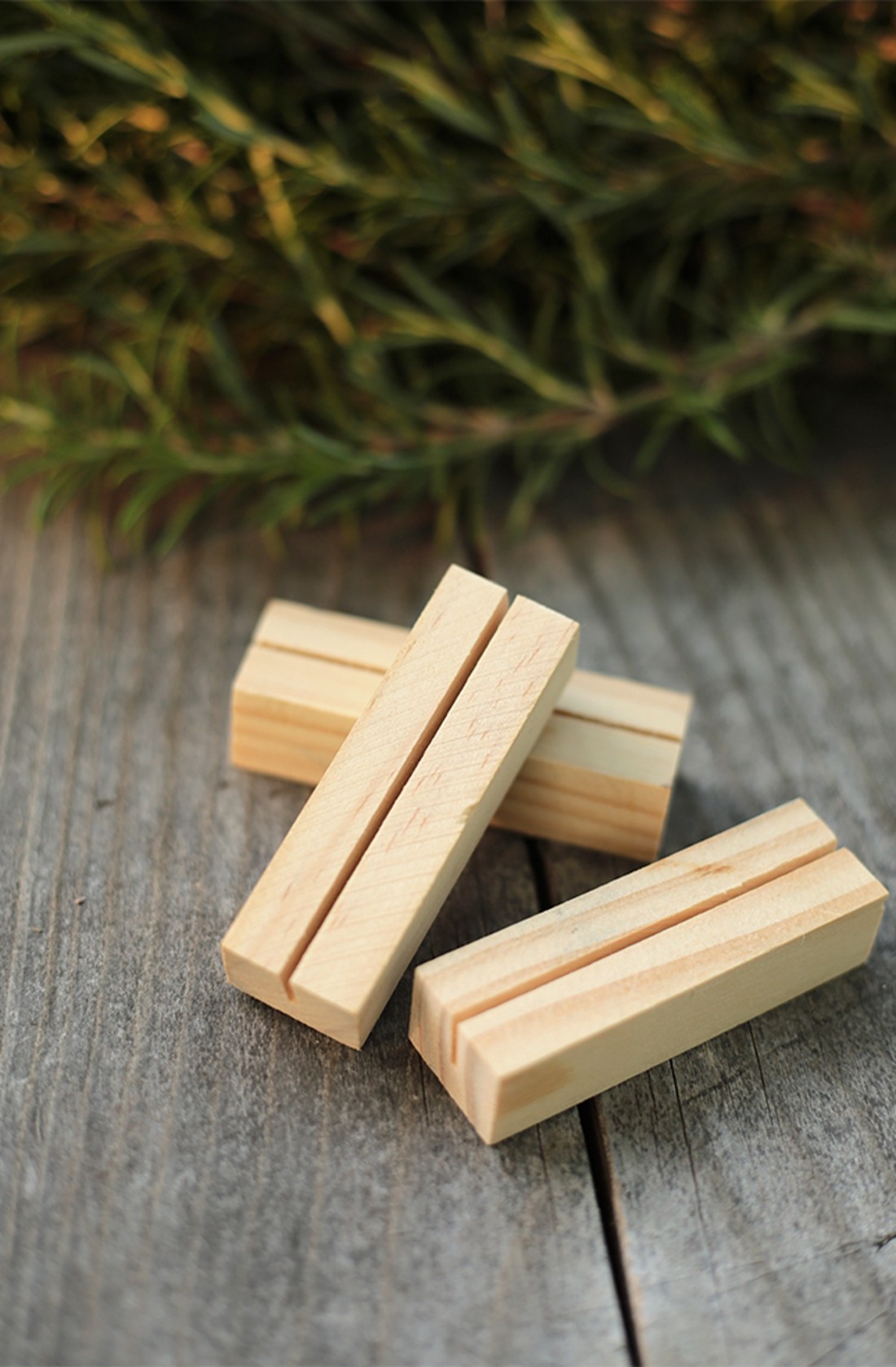 Suport din lemn natural pentru carduri de hârtie - 5 bucăți - - Artynos.ro Suport din lemn natural pentru carduri de hârtie - 5 bucăți - - Artynos.ro