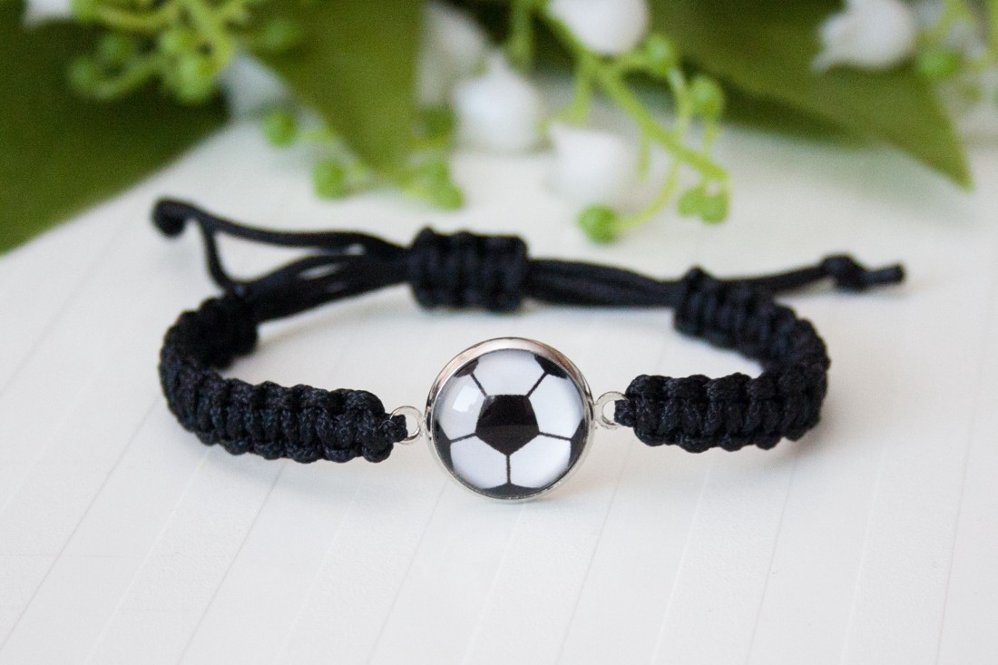 Brățară macramé împletită pentru copii - Fotbal negru - - Artynos.ro Brățară macramé împletită pentru copii - Fotbal negru - - Artynos.ro