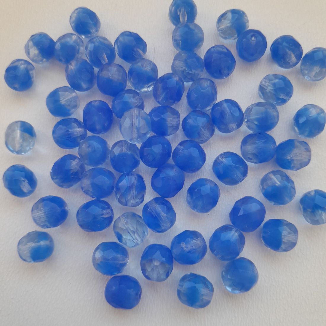Mărgele cehe fațetate din sticlă - 8mm - 30 buc / pachet - albastru-transparent - - Artynos.ro Mărgele cehe fațetate din sticlă - 8mm - 30 buc / pachet - albastru-transparent - - Artynos.ro
