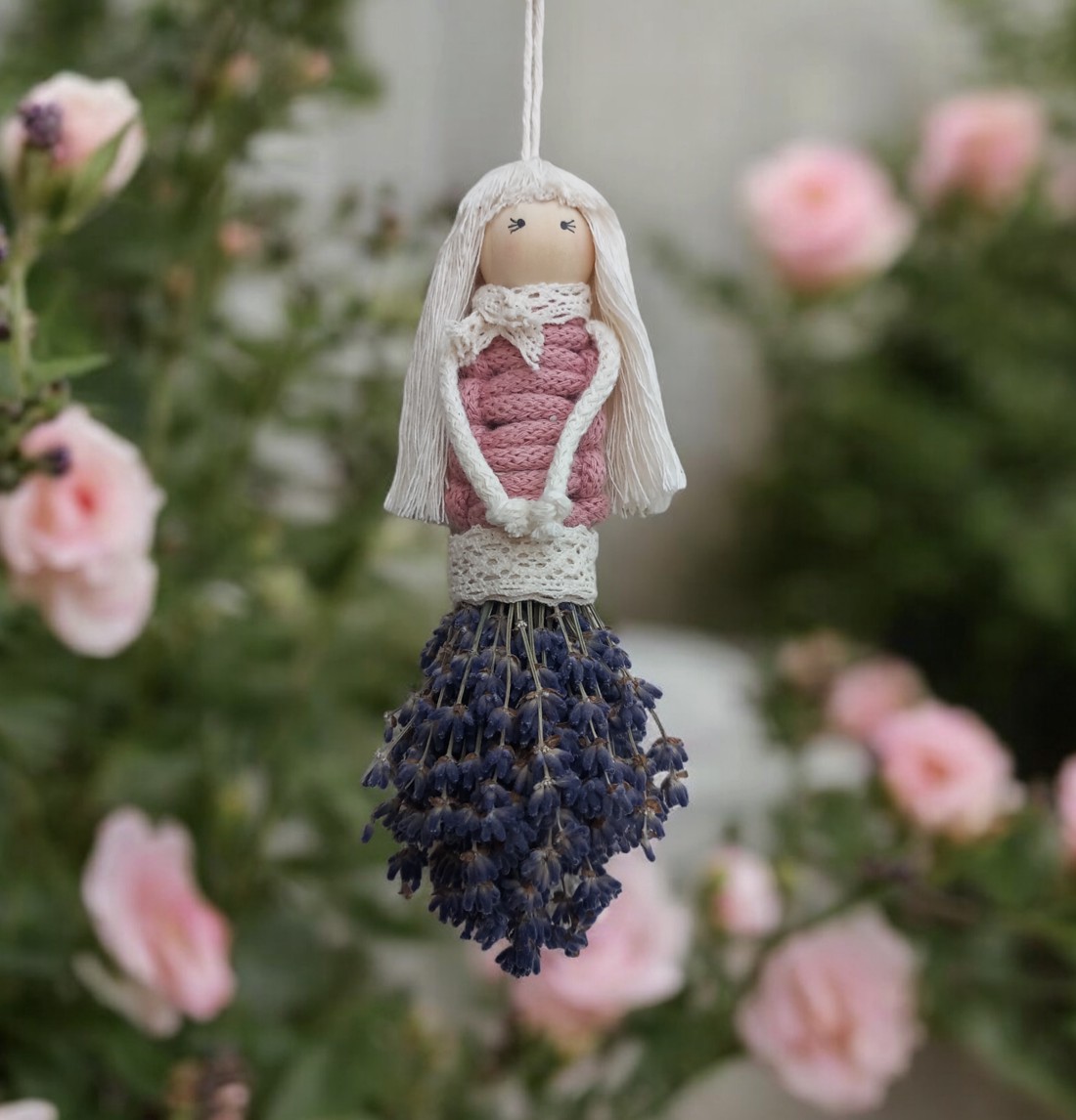 Păpușă Makramé în fustă lavanda -  - Artynos.ro