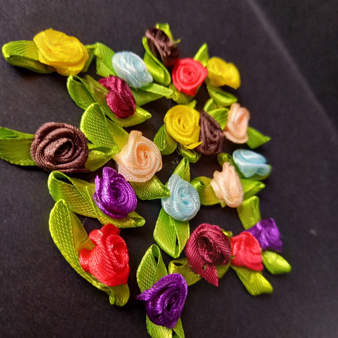 Trandafiri din material textil pentru decorare  -  - Artynos.ro