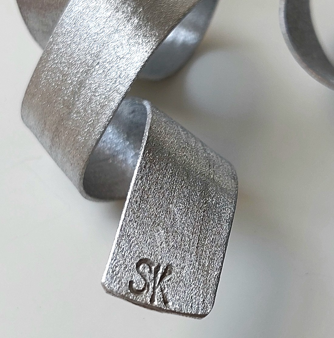 Cercei cu nod ASZIMMETRIC din aluminiu -  - Artynos.ro Cercei cu nod ASZIMMETRIC din aluminiu -  - Artynos.ro