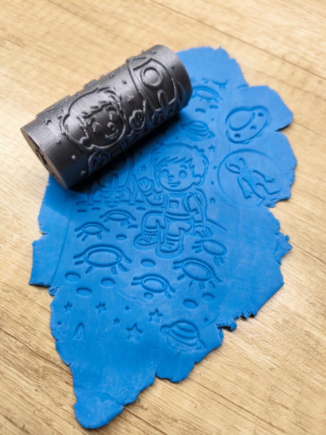 Cilindru de modelare cu tematică spațială � Pentru modelarea plastilinei și a produselor de patiserie � Imprimat 3D -  - Artynos.ro