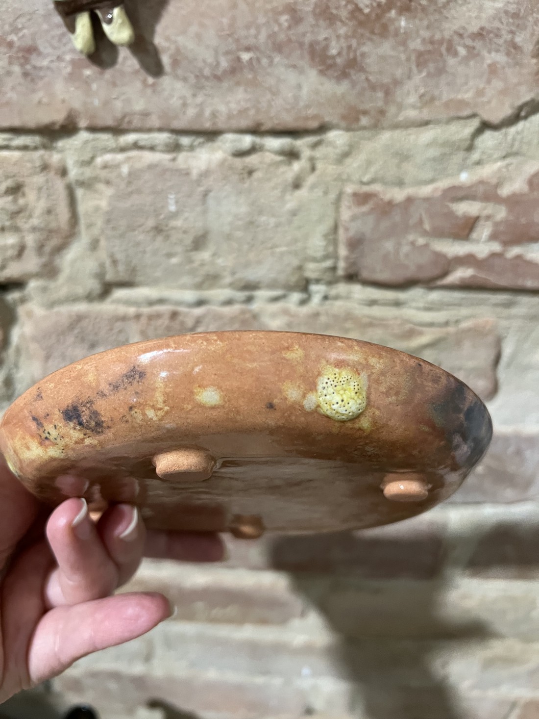 Farfurie de desert pictată manual - fată, pisoi și bambus (15 cm) -  - Artynos.ro