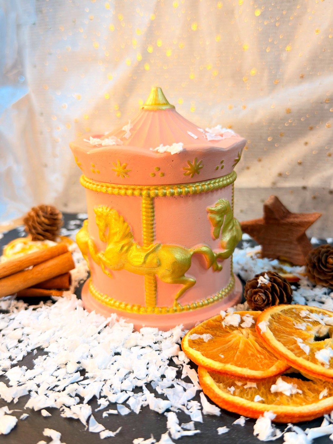 Lumânare parfumată într-un borcan în formă de carusel -  - Artynos.ro