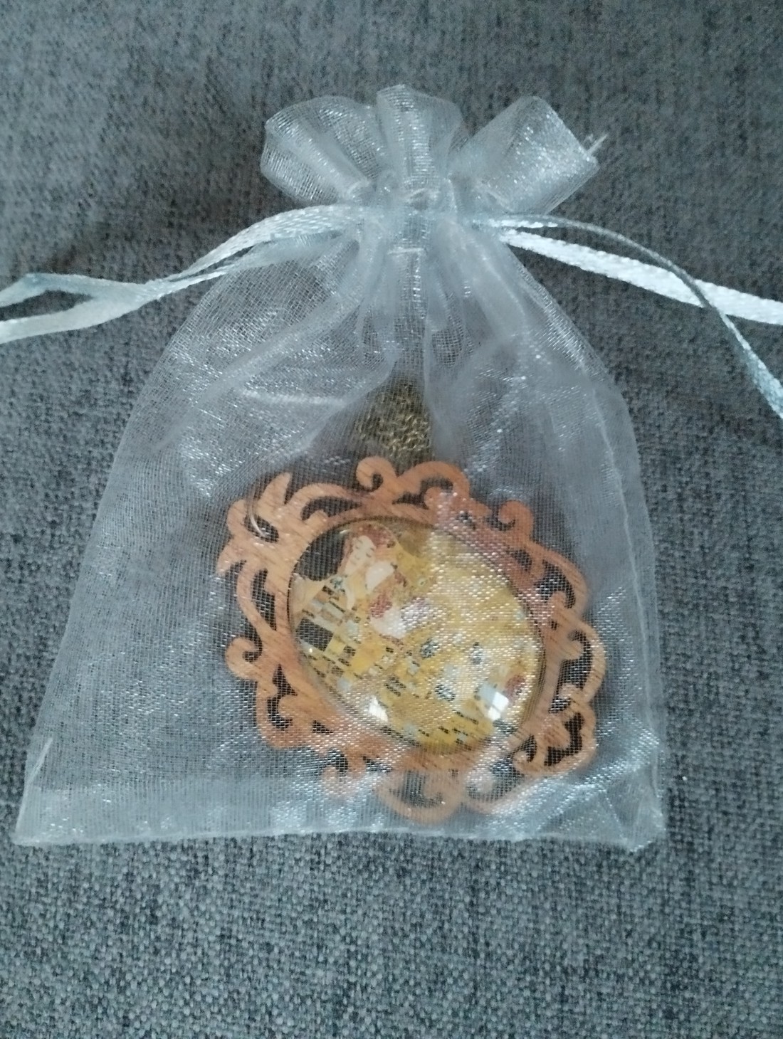 Colier cu lentile de sticlă și motiv Klimt - - Artynos.ro Colier cu lentile de sticlă și motiv Klimt - - Artynos.ro