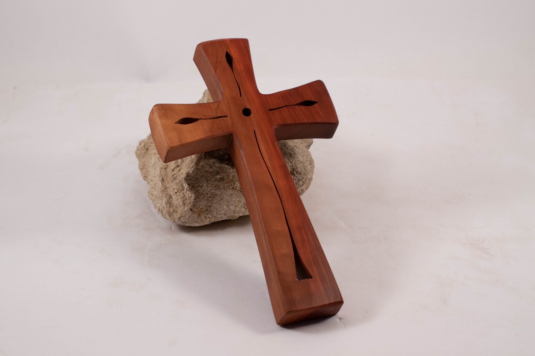 Cruce din lemn modelată, cruce de perete - - Artynos.ro Cruce din lemn modelată, cruce de perete - - Artynos.ro