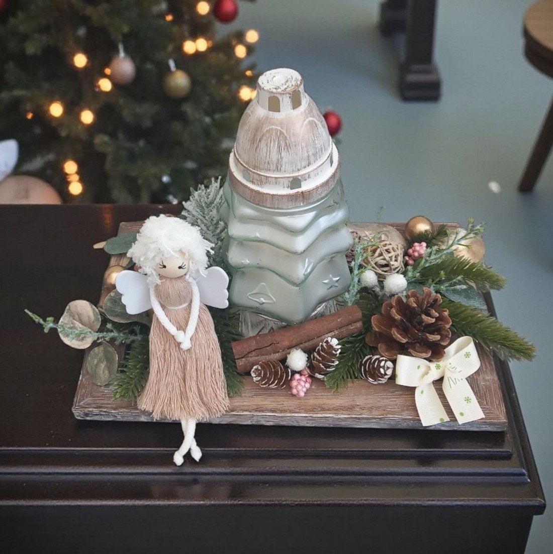 Piesă centrală de Crăciun în aer liber - macramé cu înger, lumânare și culori naturale cu sclipici auriu - crăciun - decorațiuni de crăciun de casă - decor pentru masă de crăciun - Artynos.ro