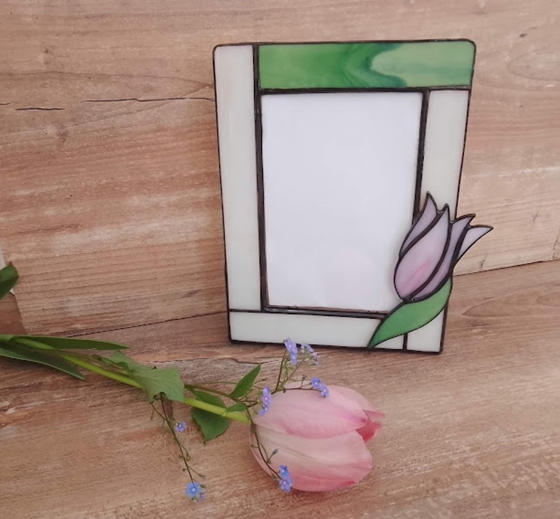 Suport foto TIFFANY cu lalea - casă & stil de viață - accesorii pentru decorat casa - decorațiuni de masă și decorațiuni pentru rafturi - decorațiuni de masă - Artynos.ro Suport foto TIFFANY cu lalea - casă & stil de viață - accesorii pentru decorat casa - decorațiuni de masă și decorațiuni pentru rafturi - decorațiuni de masă - Artynos.ro
