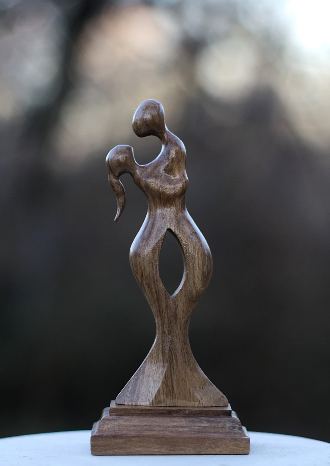 Tu și cu mine - Statuie de nuc -  - Artynos.ro