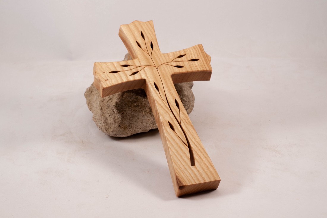 Cruce din lemn modelată, cruce de perete - - Artynos.ro Cruce din lemn modelată, cruce de perete - - Artynos.ro