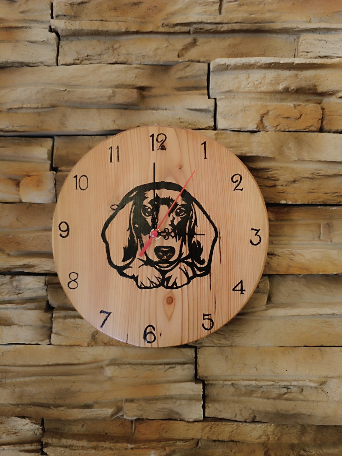 Ceas de perete din lemn cu câine dachshund - - Artynos.ro Ceas de perete din lemn cu câine dachshund - - Artynos.ro