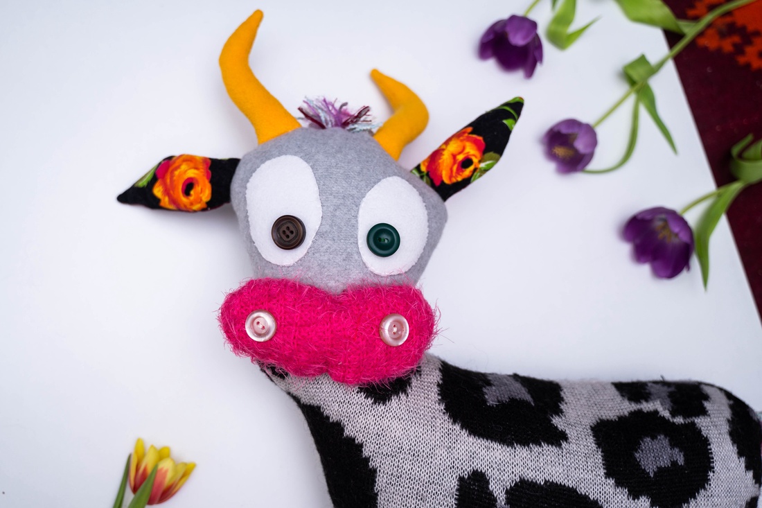 Văcuța Crenguța - jucării și echipamente pentru copii - plușuri - personaje de basm din pluș - Artynos.ro