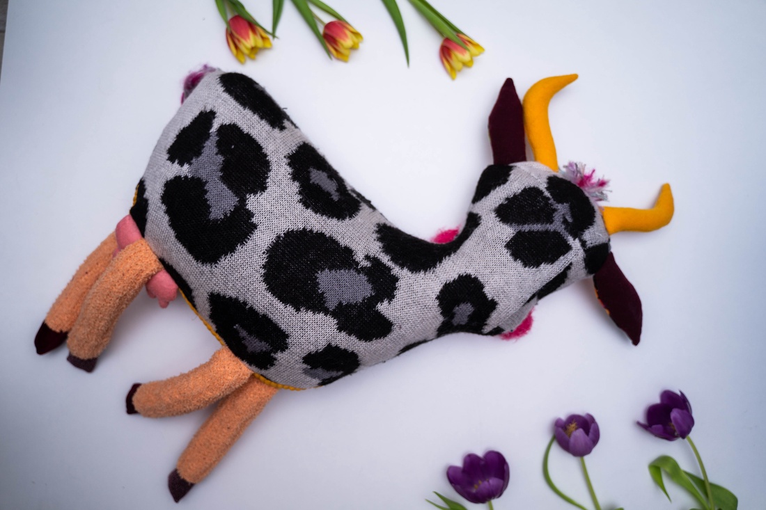 Văcuța Crenguța - jucării și echipamente pentru copii - plușuri - personaje de basm din pluș - Artynos.ro