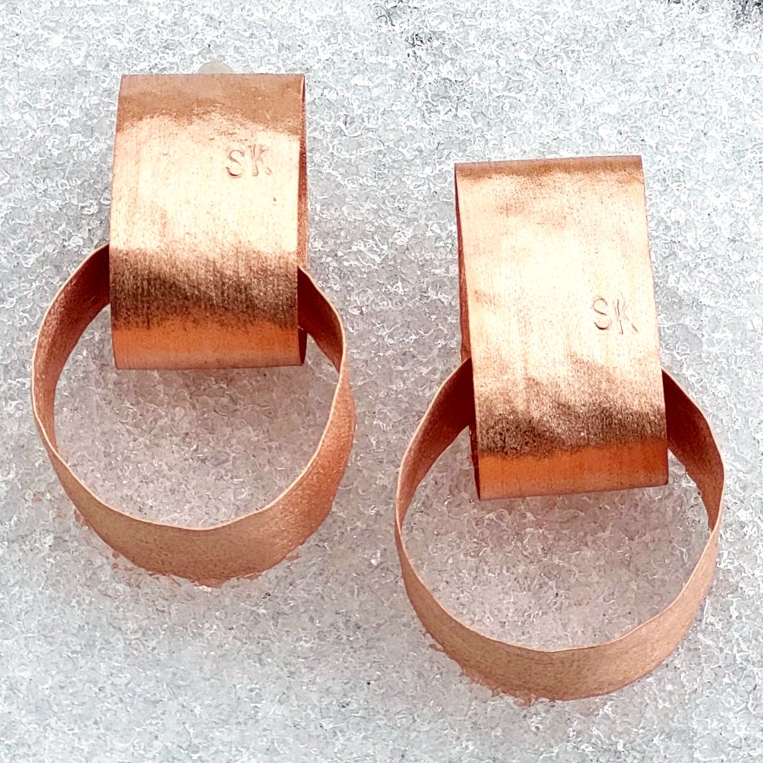 Cercei cu design din cupru - bijuterii - cercei hoops - Artynos.ro Cercei cu design din cupru - bijuterii - cercei hoops - Artynos.ro