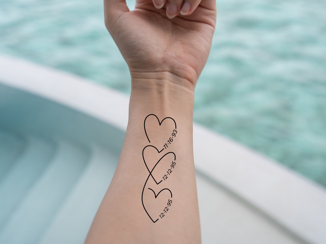 Tatuaj personalizat lavabil, Trei inimi cu date (3 bucăți) - - Artynos.ro Tatuaj personalizat lavabil, Trei inimi cu date (3 bucăți) - - Artynos.ro
