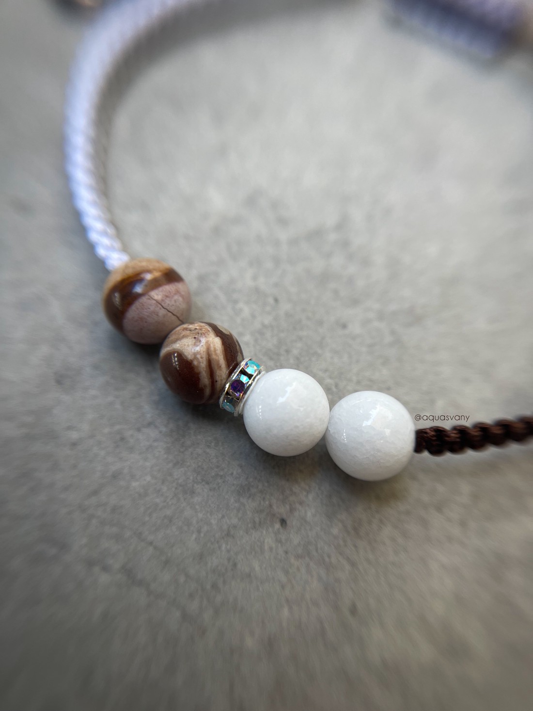 Brățară macramé din jasp cappuccino și jad alb - bijuterii - brățări - brățări împletite - Artynos.ro Brățară macramé din jasp cappuccino și jad alb - bijuterii - brățări - brățări împletite - Artynos.ro