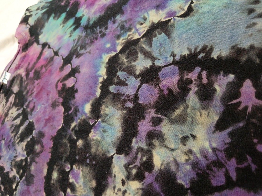 Tricou pentru femei mărimea M în batik - - Artynos.ro Tricou pentru femei mărimea M în batik - - Artynos.ro
