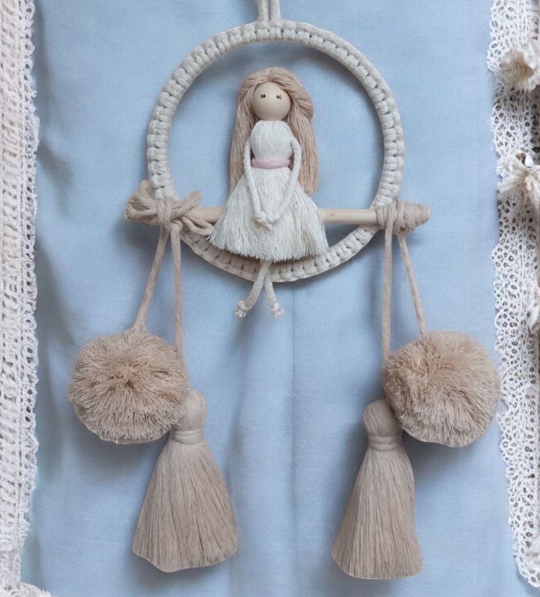 Decorațiuni de perete din macramé natural în ecru și bej - păpușă macramé pe cerc cu ciucuri și pompoane -  - Artynos.ro