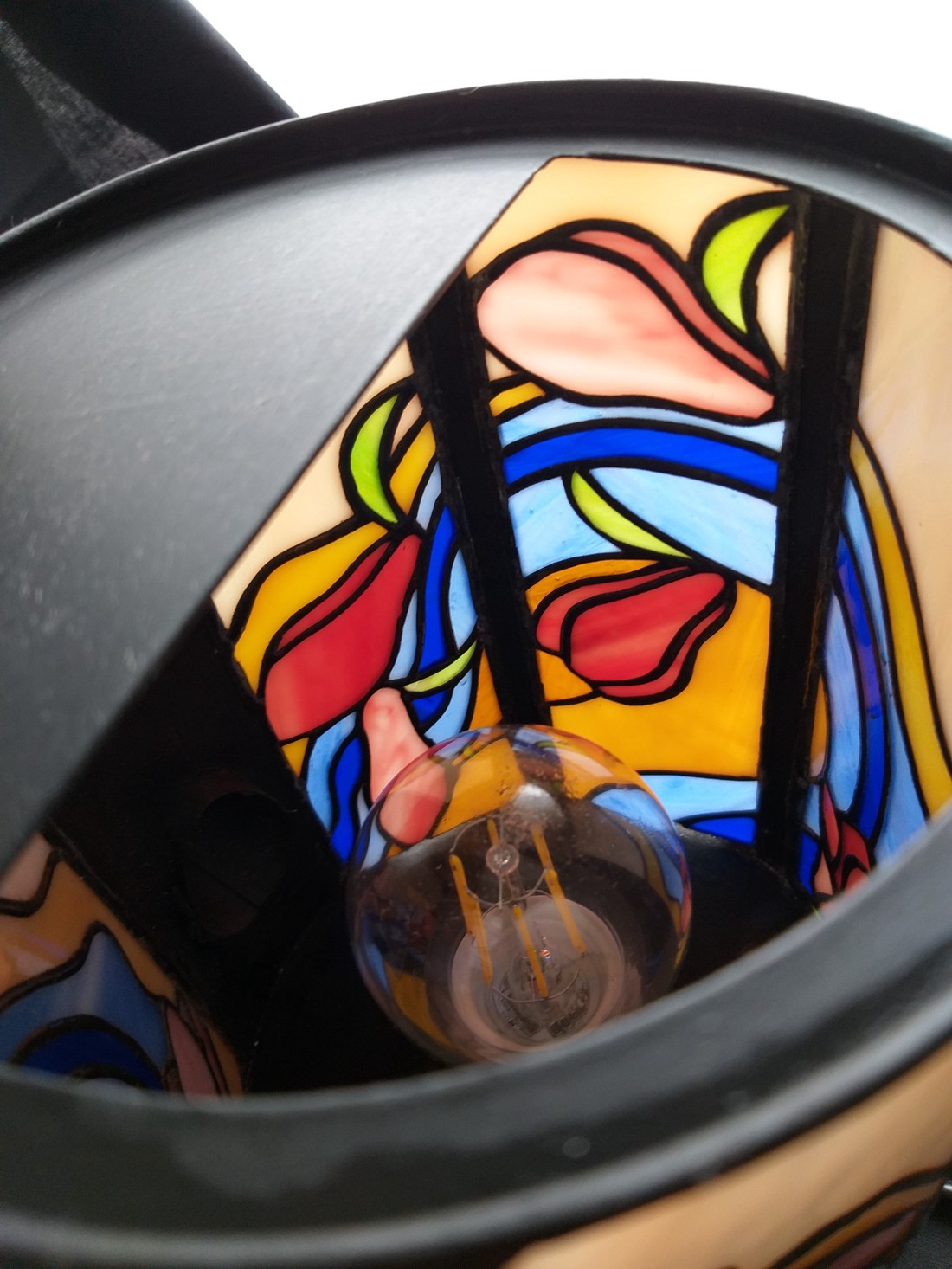 Lampă Tiffany dintr-un bidon de udare - - Artynos.ro Lampă Tiffany dintr-un bidon de udare - - Artynos.ro