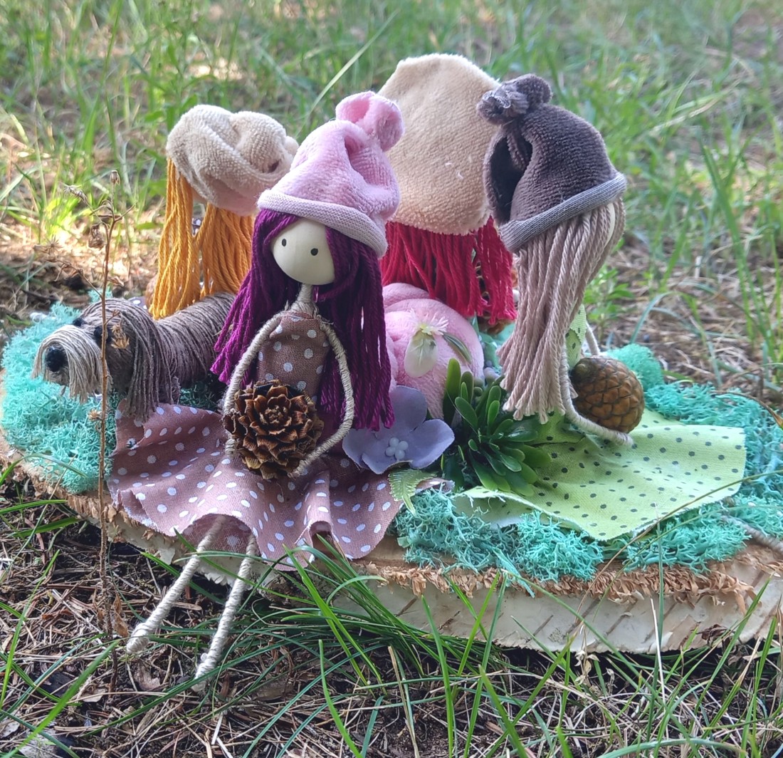 Decorațiune de masă de toamnă cu fete și dovleci � decorațiune din discuri de lemn realizată manual (25 cm) -  - Artynos.ro