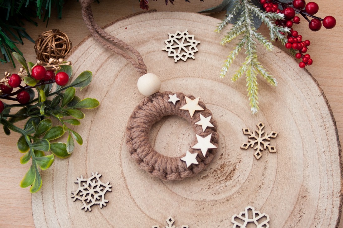 Macrame hoop ornament de Crăciun - maro cu stele -  - Artynos.ro