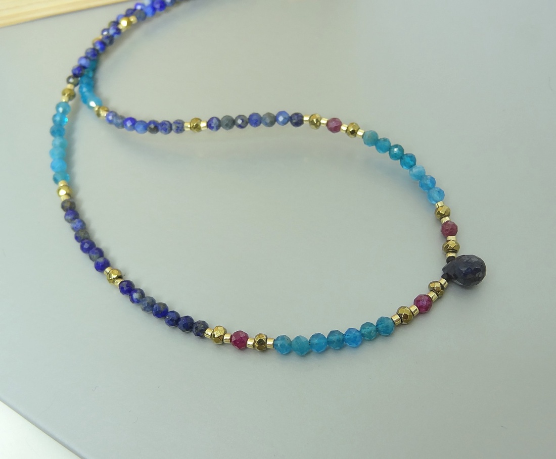 Colier safir, apatit, rubin, lapis lazuli si hematit - bijuterii - coliere - coliere cu mărgele - Artynos.ro Colier safir, apatit, rubin, lapis lazuli si hematit - bijuterii - coliere - coliere cu mărgele - Artynos.ro