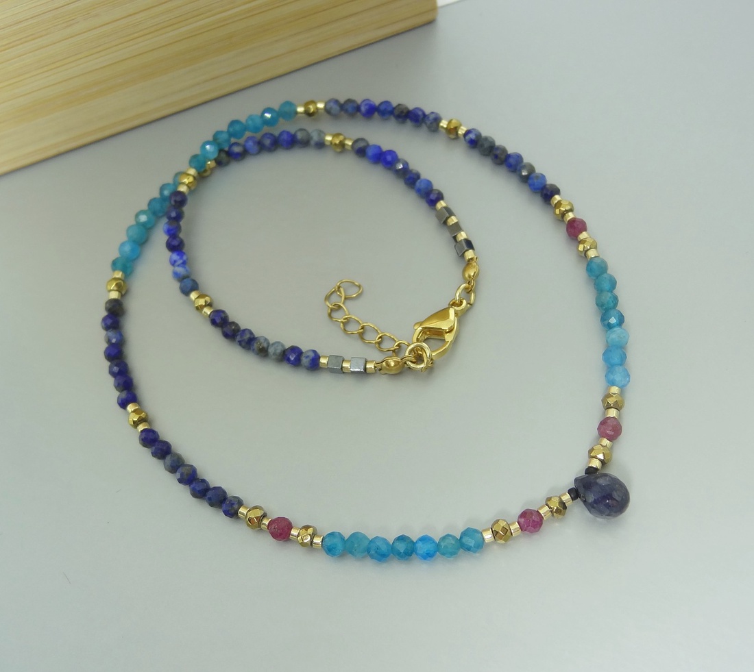 Colier safir, apatit, rubin, lapis lazuli si hematit - bijuterii - coliere - coliere cu mărgele - Artynos.ro Colier safir, apatit, rubin, lapis lazuli si hematit - bijuterii - coliere - coliere cu mărgele - Artynos.ro