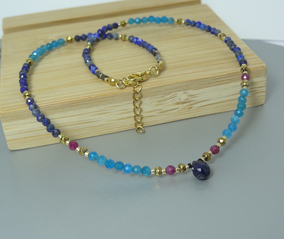 Colier safir, apatit, rubin, lapis lazuli si hematit - bijuterii - coliere - coliere cu mărgele - Artynos.ro Colier safir, apatit, rubin, lapis lazuli si hematit - bijuterii - coliere - coliere cu mărgele - Artynos.ro