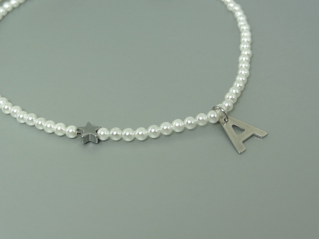 Colier perle scoica, initiala numelui si steluta hematit - bijuterii - coliere - coliere din mărgele - Artynos.ro