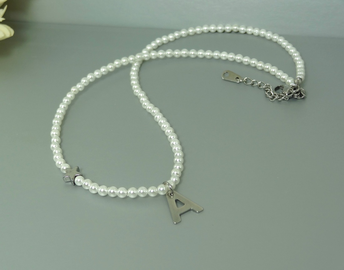 Colier perle scoica, initiala numelui si steluta hematit - bijuterii - coliere - coliere din mărgele - Artynos.ro