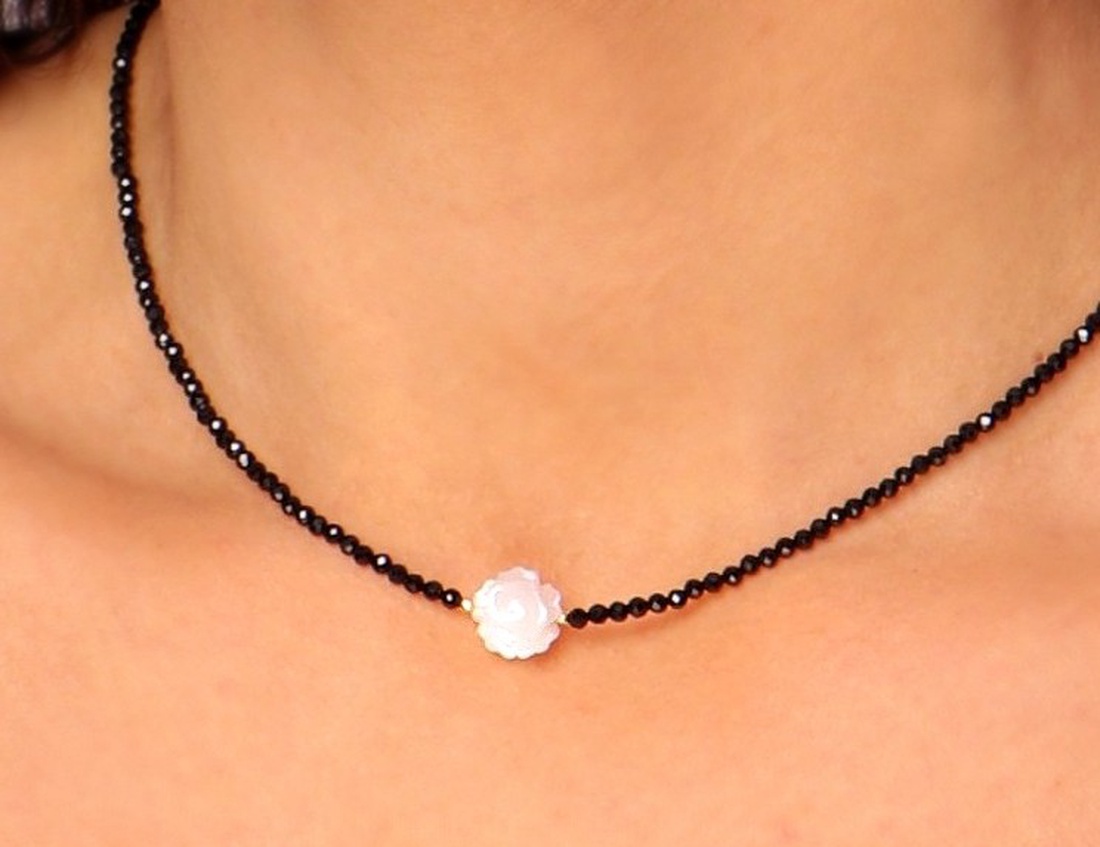 Colier turmalina neagra si pandantiv floare din sidef. - bijuterii - coliere - coliere cu mărgele - Artynos.ro Colier turmalina neagra si pandantiv floare din sidef. - bijuterii - coliere - coliere cu mărgele - Artynos.ro