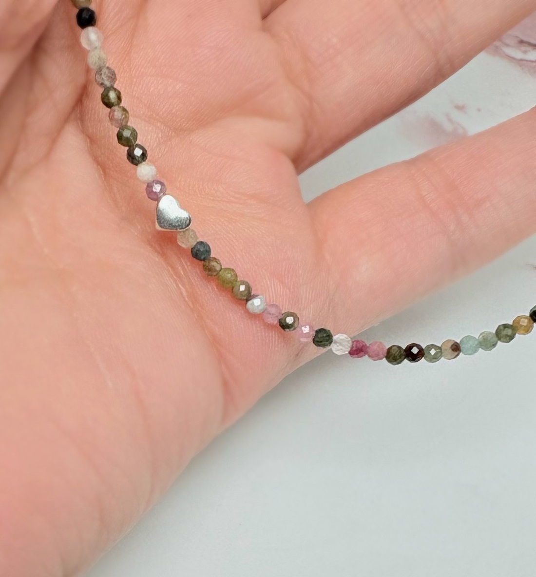 Colier turmalina multicolora fatetata si charm inimioara - bijuterii - coliere - coliere cu mărgele - Artynos.ro Colier turmalina multicolora fatetata si charm inimioara - bijuterii - coliere - coliere cu mărgele - Artynos.ro