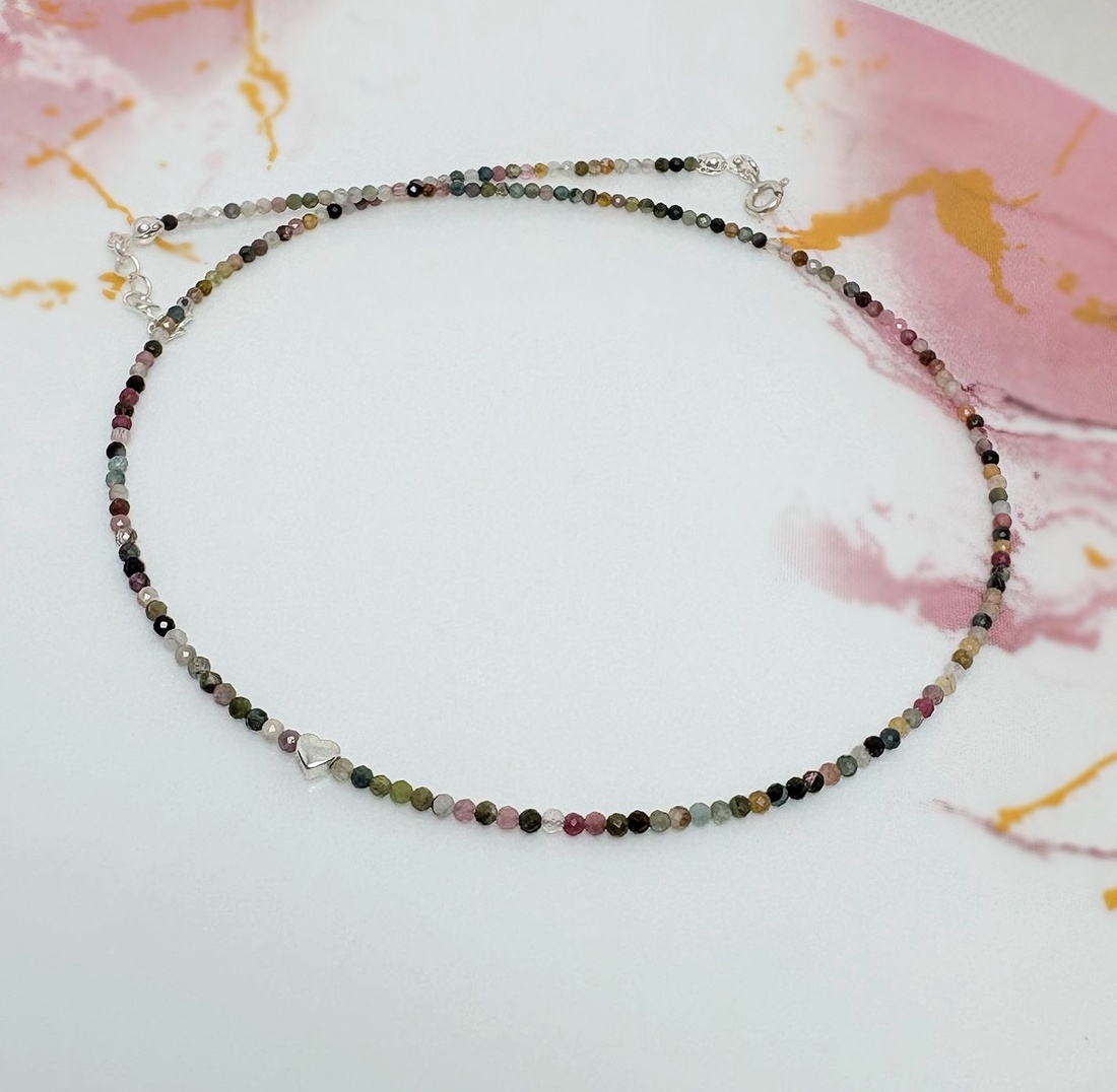 Colier turmalina multicolora fatetata si charm inimioara - bijuterii - coliere - coliere cu mărgele - Artynos.ro Colier turmalina multicolora fatetata si charm inimioara - bijuterii - coliere - coliere cu mărgele - Artynos.ro
