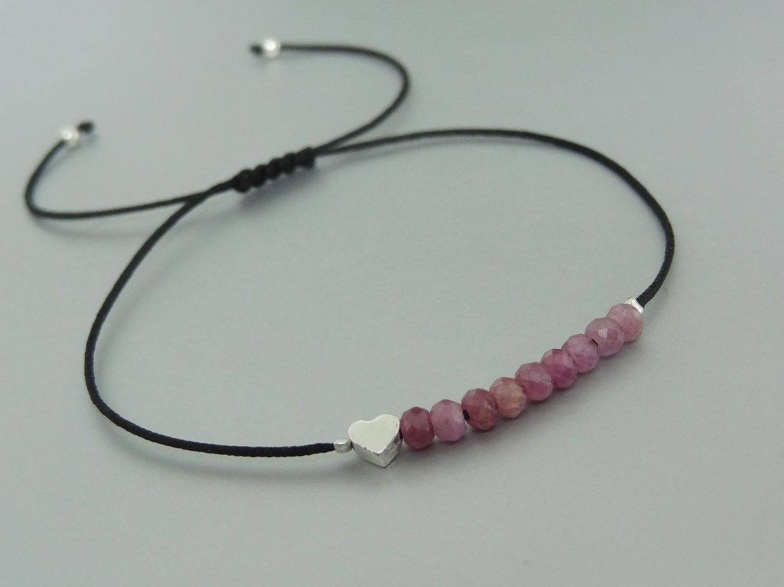 Bratara minimalista din rubin si charm inimioara - bijuterii - brățări - brățară cu mărgele - Artynos.ro Bratara minimalista din rubin si charm inimioara - bijuterii - brățări - brățară cu mărgele - Artynos.ro