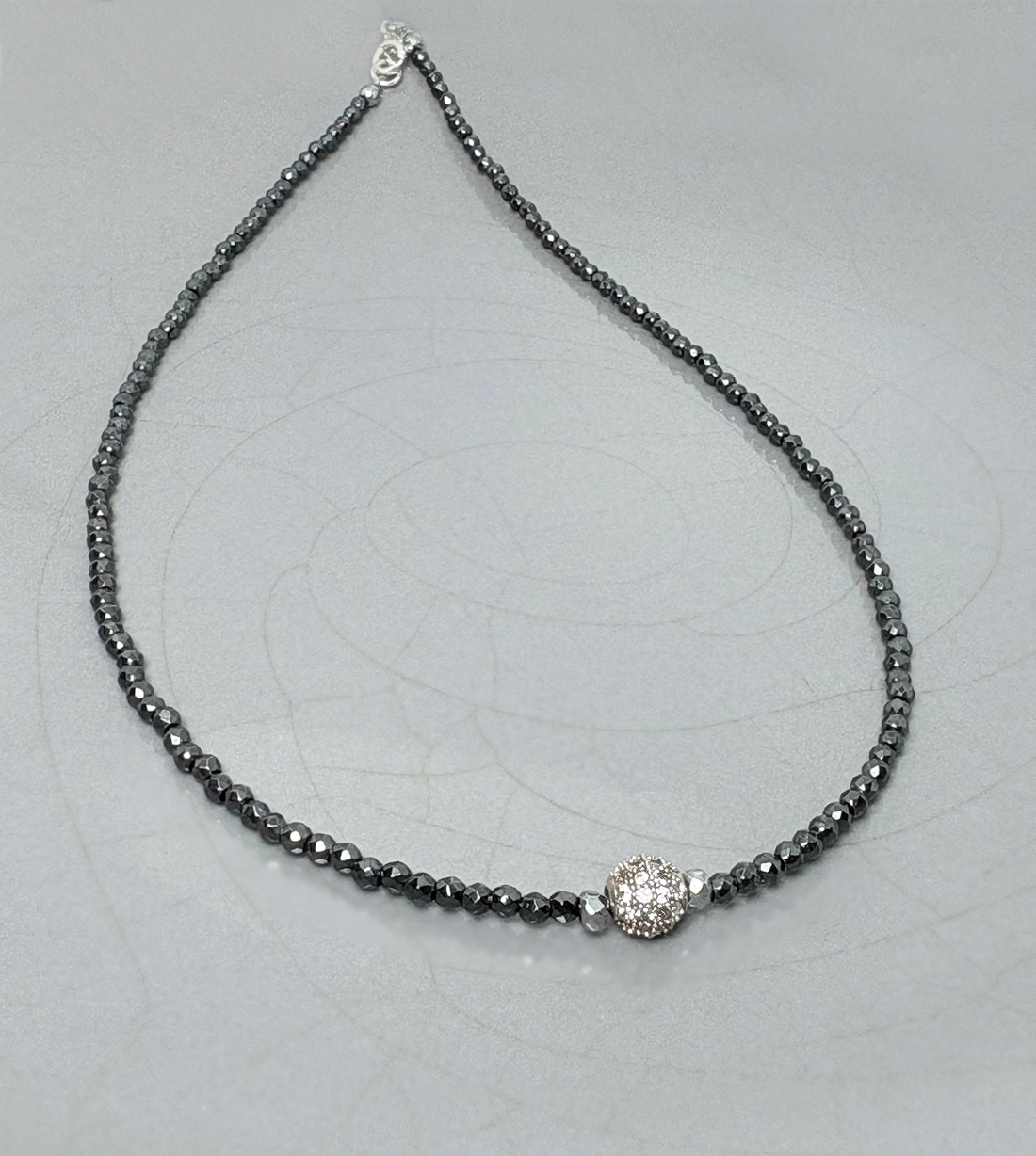 Colier hematit si cubic zirconia - bijuterii - coliere - coliere cu mărgele - Artynos.ro Colier hematit si cubic zirconia - bijuterii - coliere - coliere cu mărgele - Artynos.ro