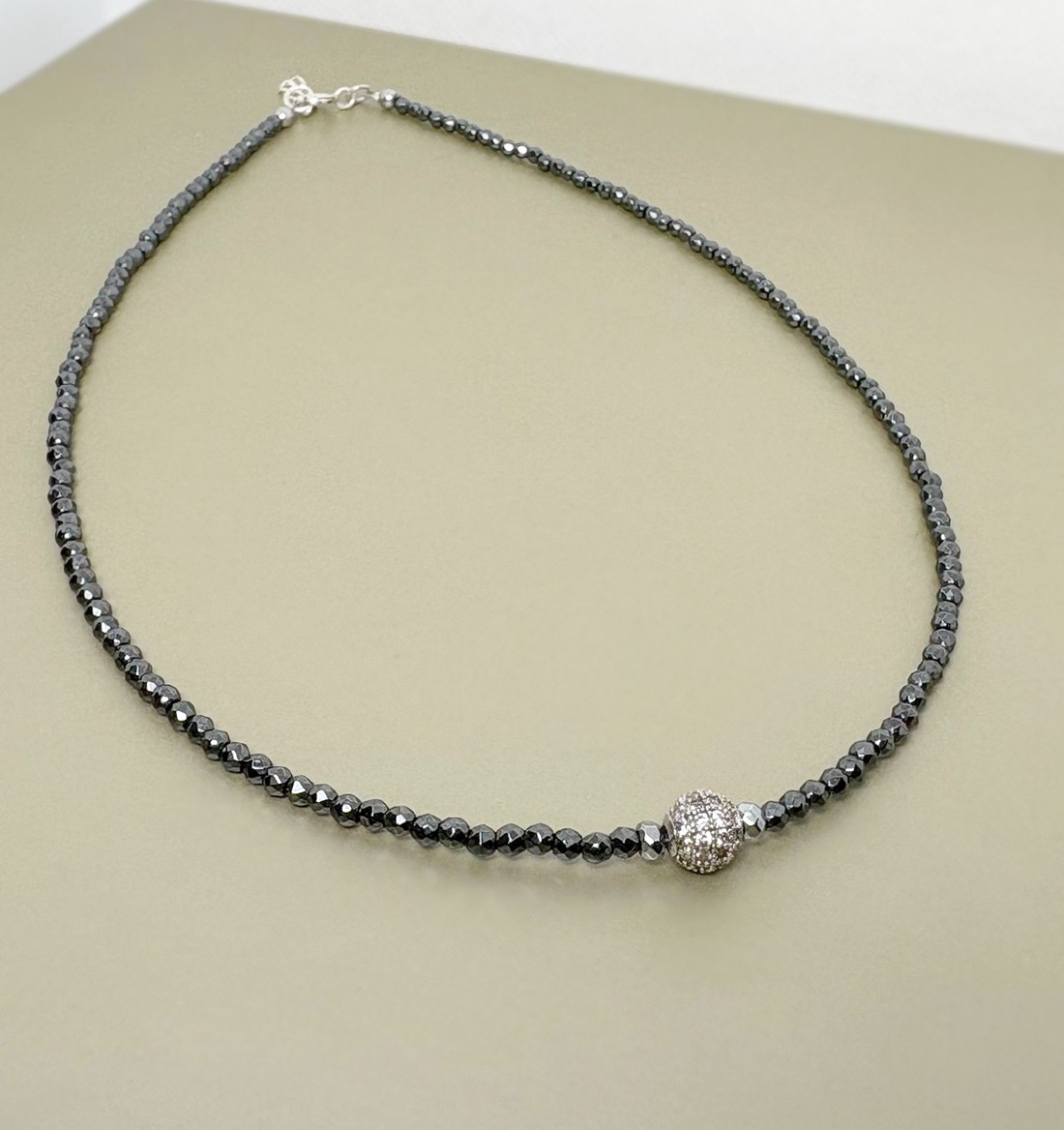 Colier hematit si cubic zirconia - bijuterii - coliere - coliere cu mărgele - Artynos.ro Colier hematit si cubic zirconia - bijuterii - coliere - coliere cu mărgele - Artynos.ro