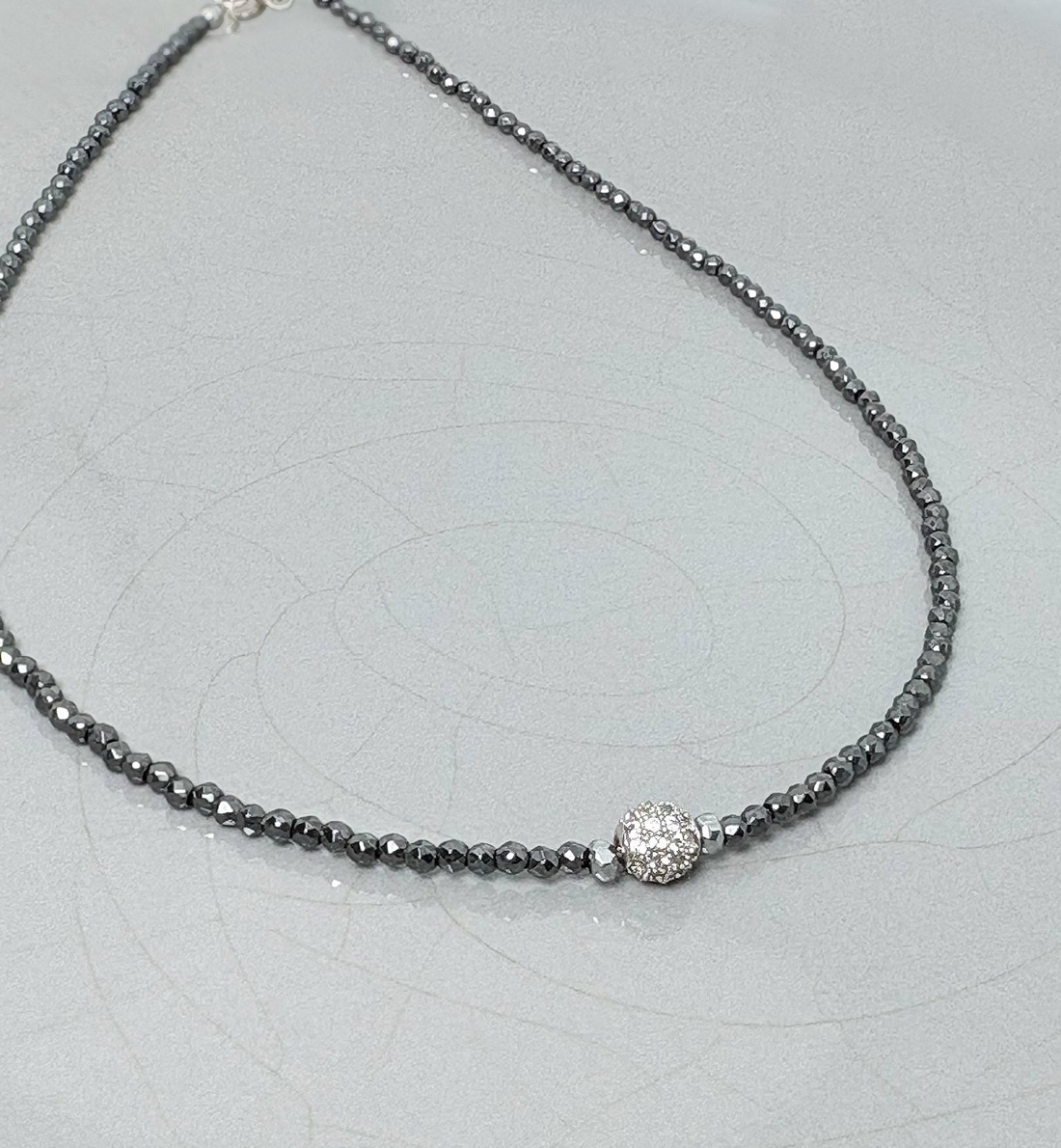 Colier hematit si cubic zirconia - bijuterii - coliere - coliere cu mărgele - Artynos.ro Colier hematit si cubic zirconia - bijuterii - coliere - coliere cu mărgele - Artynos.ro