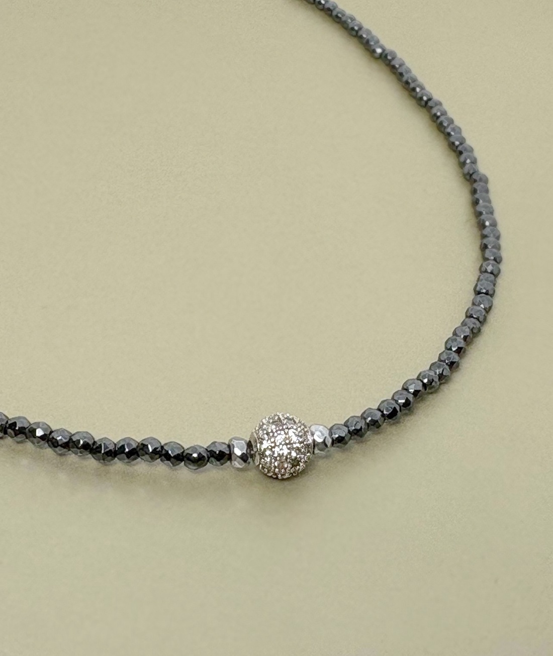 Colier hematit si cubic zirconia - bijuterii - coliere - coliere cu mărgele - Artynos.ro Colier hematit si cubic zirconia - bijuterii - coliere - coliere cu mărgele - Artynos.ro