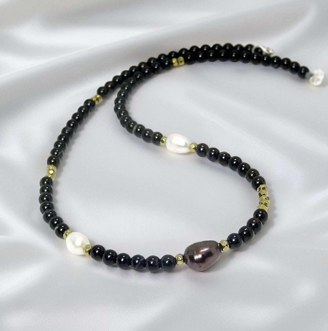 Colier din onix negru, perle si hematit. - bijuterii - coliere - coliere cu mărgele - Artynos.ro Colier din onix negru, perle si hematit. - bijuterii - coliere - coliere cu mărgele - Artynos.ro