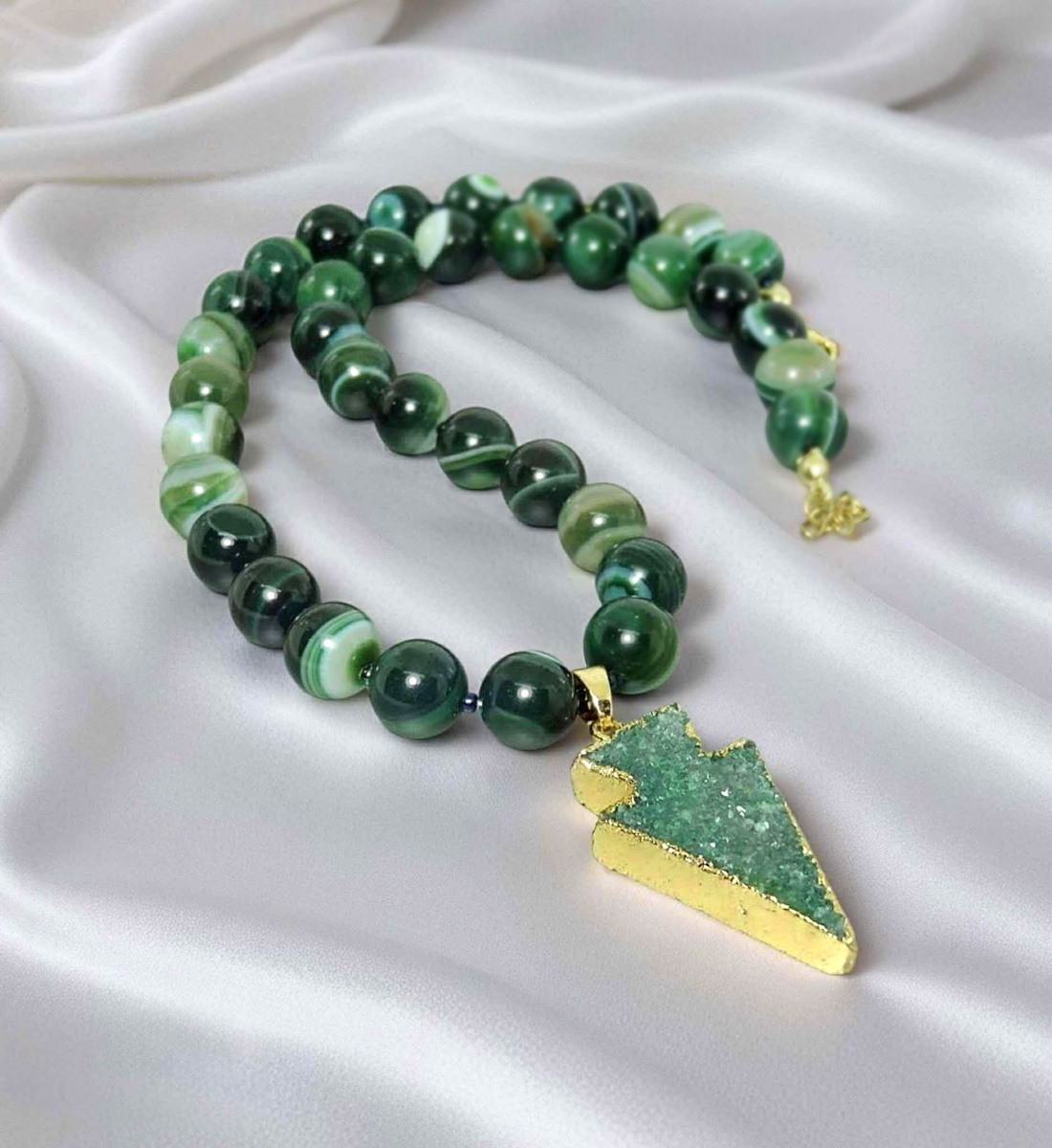 Colier agate si pandantiv sageata agata druzy. Transport gratuit - bijuterii - coliere - coliere cu mărgele - Artynos.ro Colier agate si pandantiv sageata agata druzy. Transport gratuit - bijuterii - coliere - coliere cu mărgele - Artynos.ro