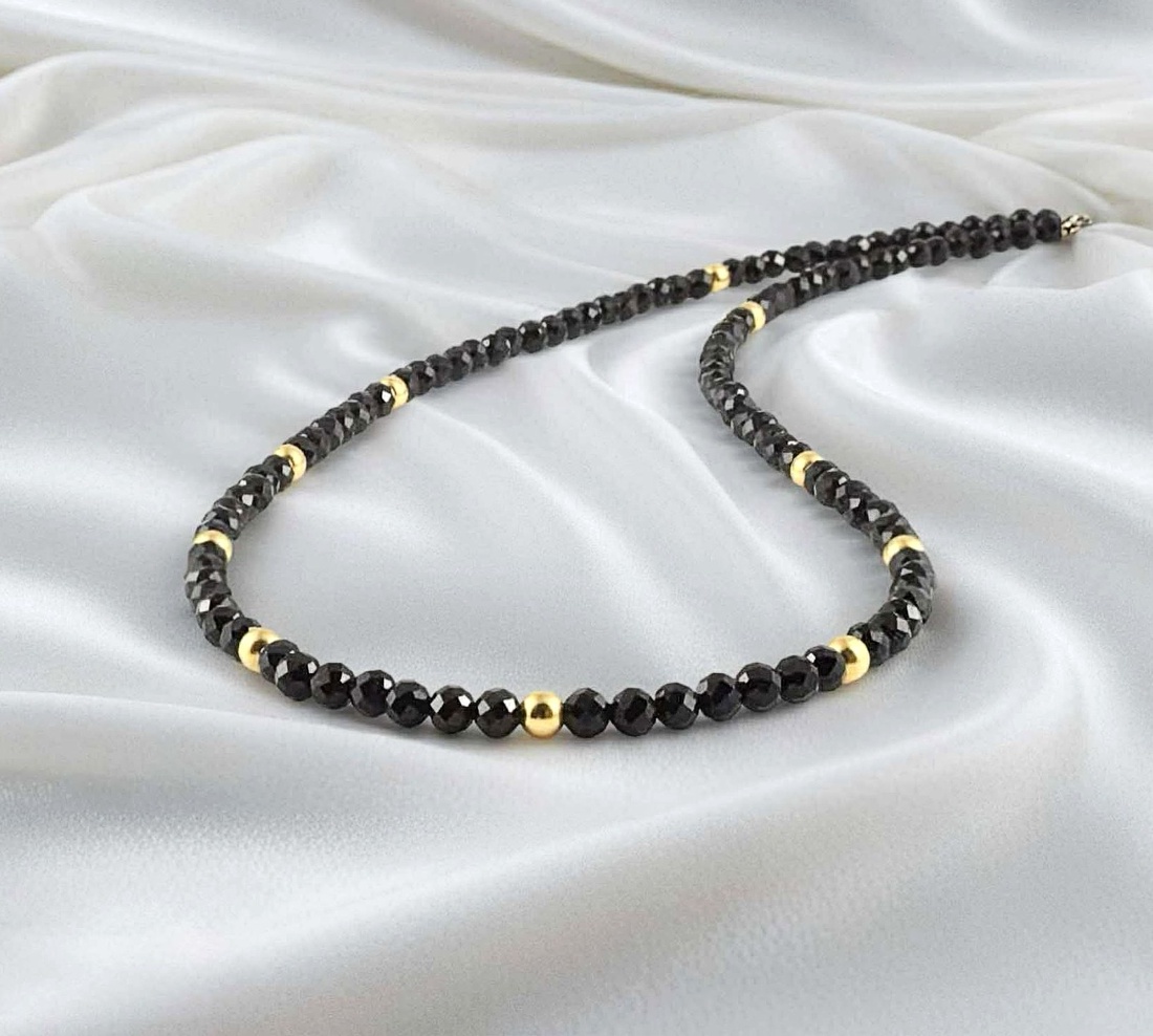 Colier turmalina neagra si aur filat de 14K - bijuterii - coliere - coliere cu mărgele - Artynos.ro Colier turmalina neagra si aur filat de 14K - bijuterii - coliere - coliere cu mărgele - Artynos.ro