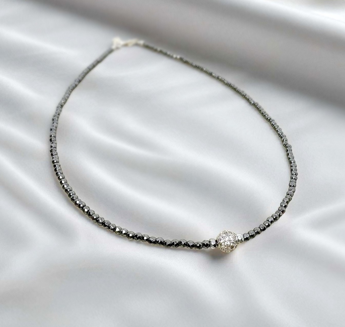 Colier hematit si cubic zirconia - bijuterii - coliere - coliere cu mărgele - Artynos.ro Colier hematit si cubic zirconia - bijuterii - coliere - coliere cu mărgele - Artynos.ro
